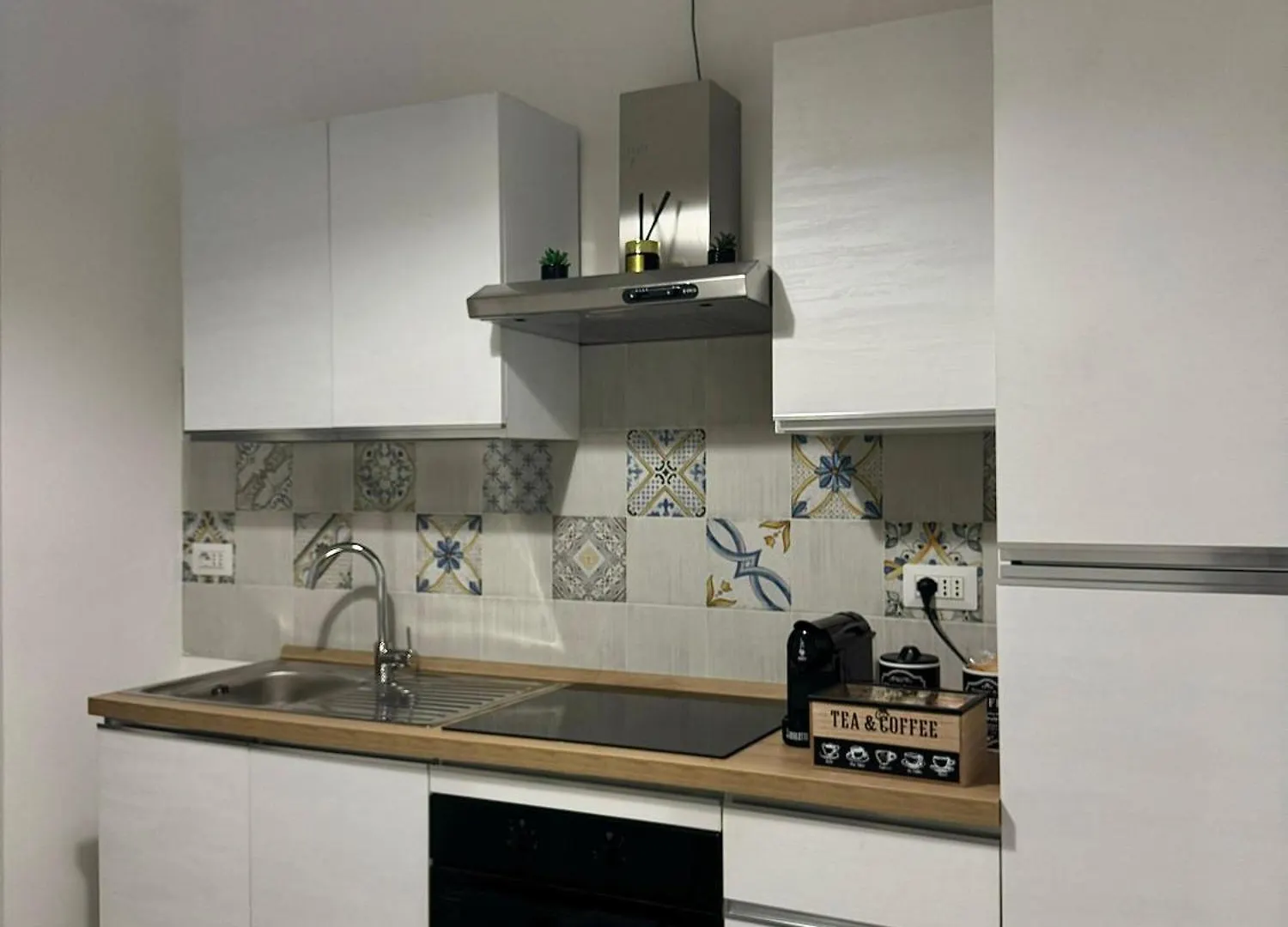 Black Angel Oak Apartment Bari