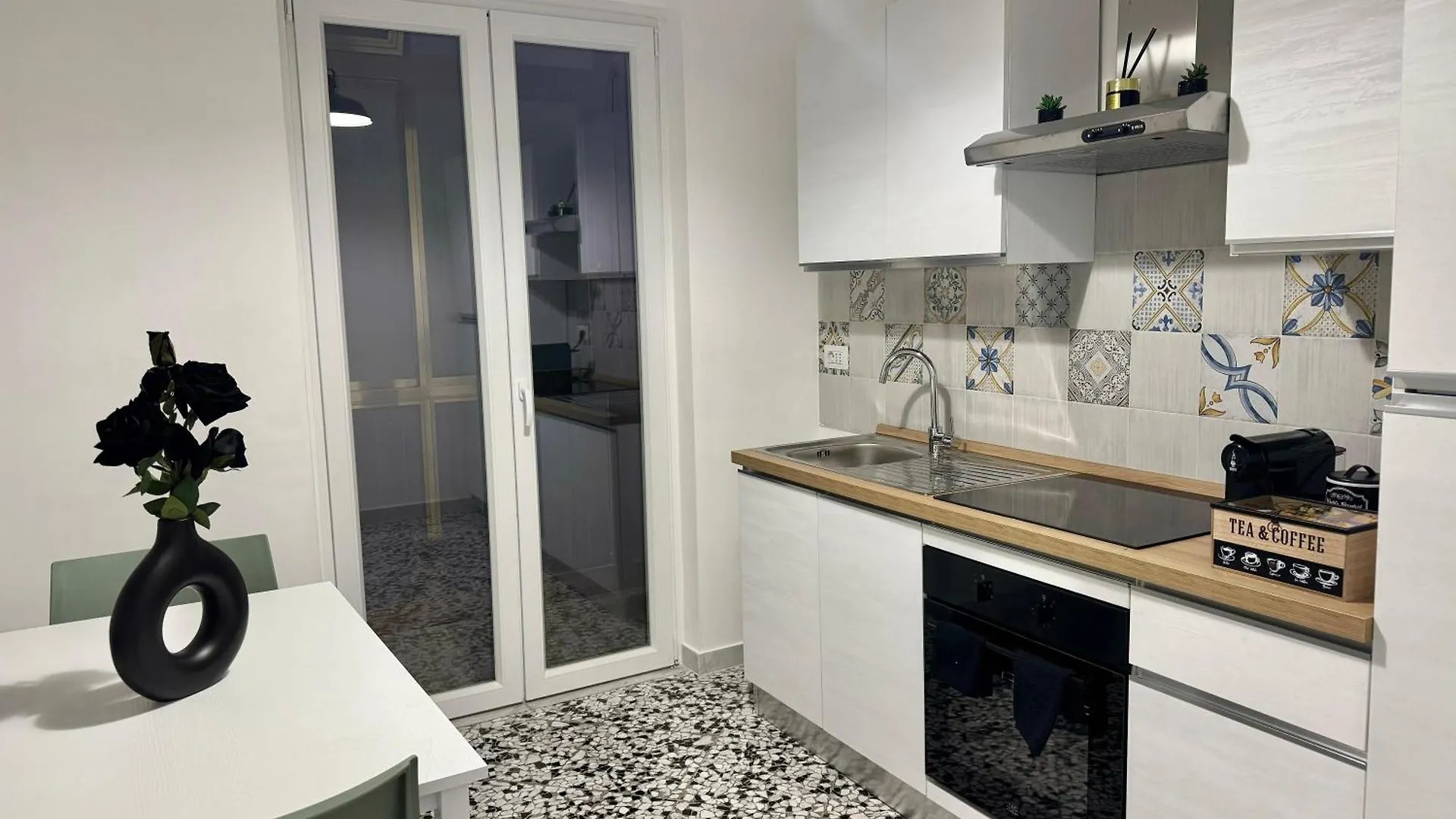 Black Angel Oak Apartment Bari 0*,  Italia