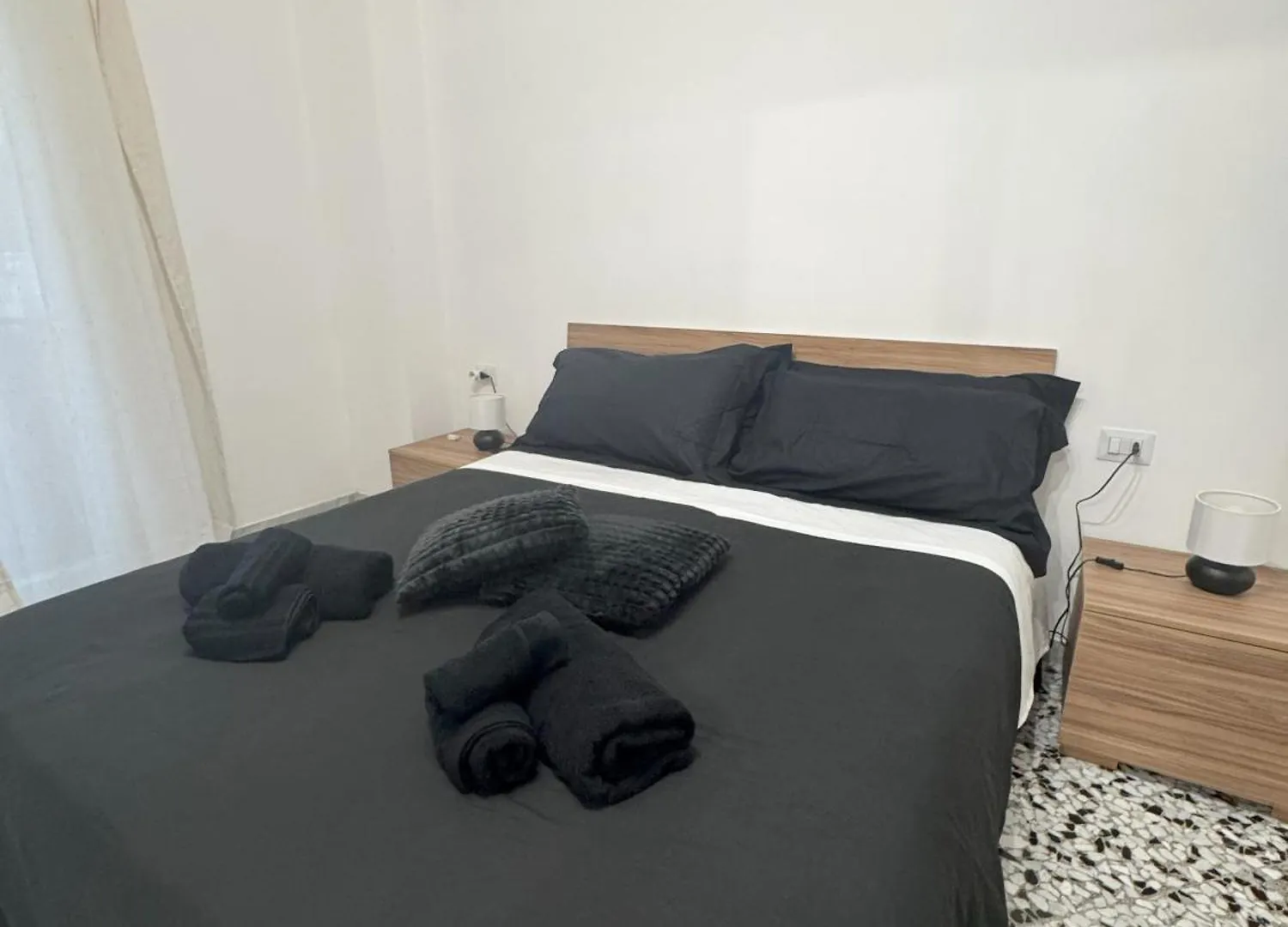 Black Angel Oak Apartment Bari