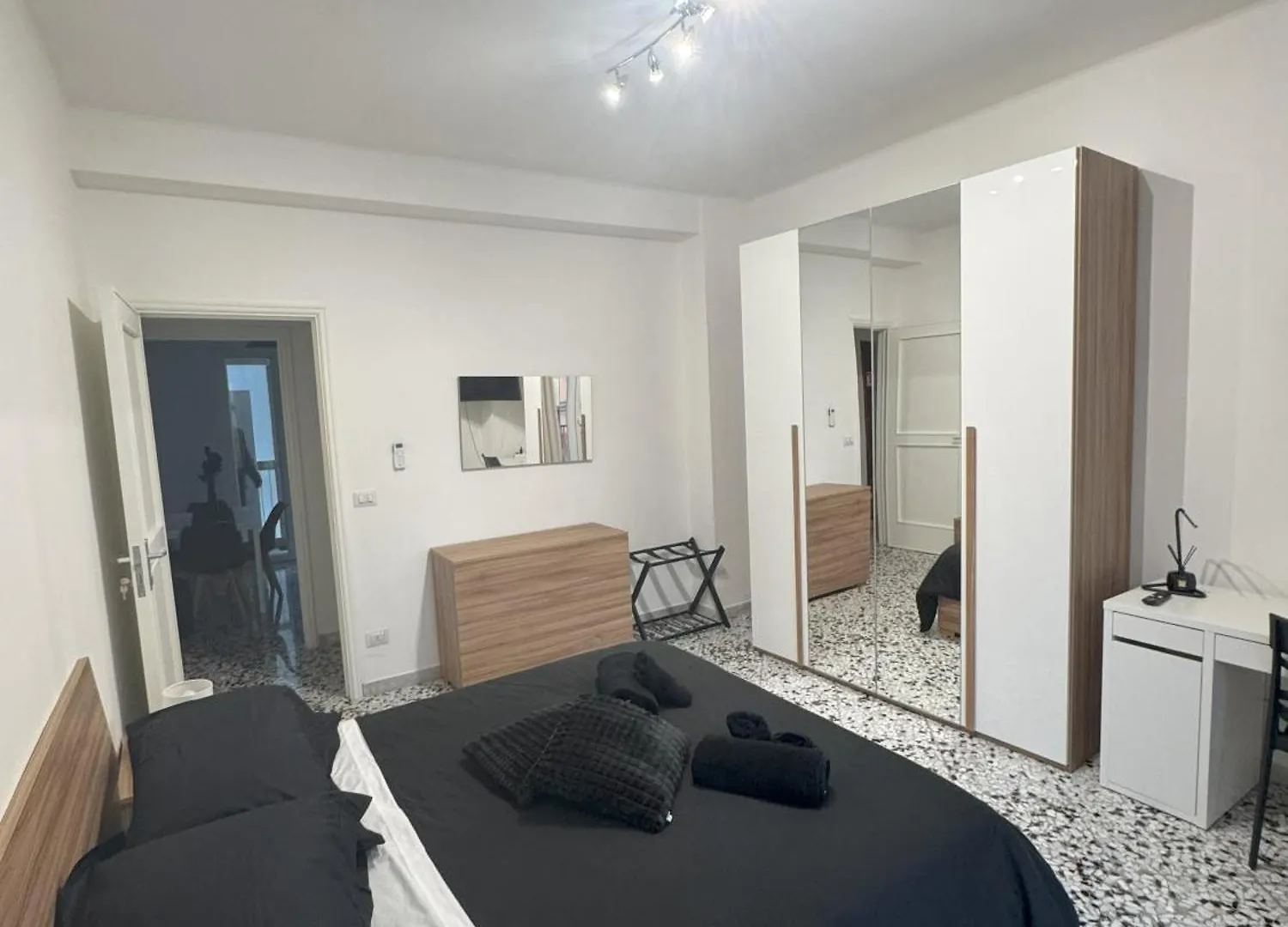Black Angel Oak Apartment Bari