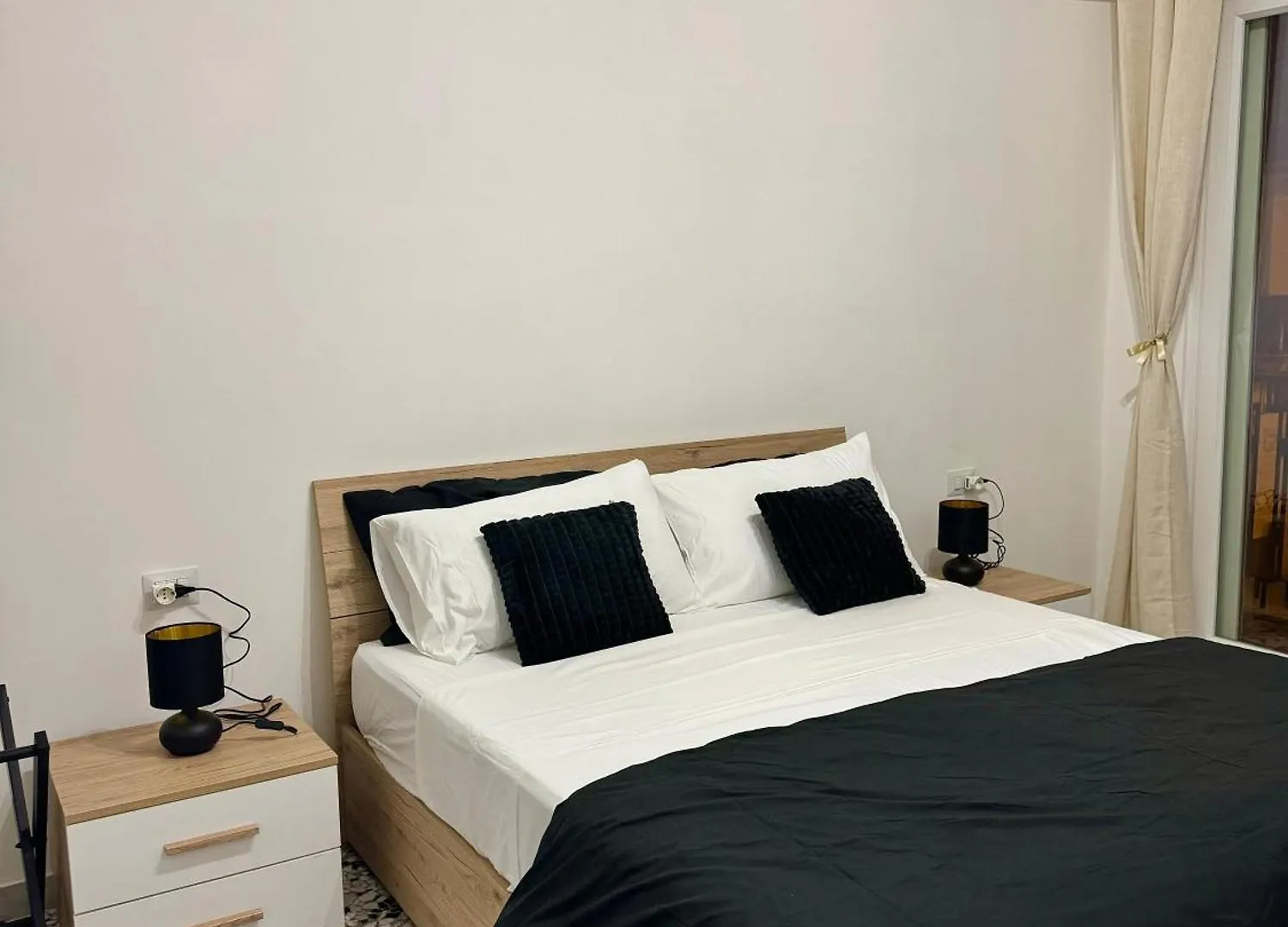 Black Angel Oak Apartment Bari