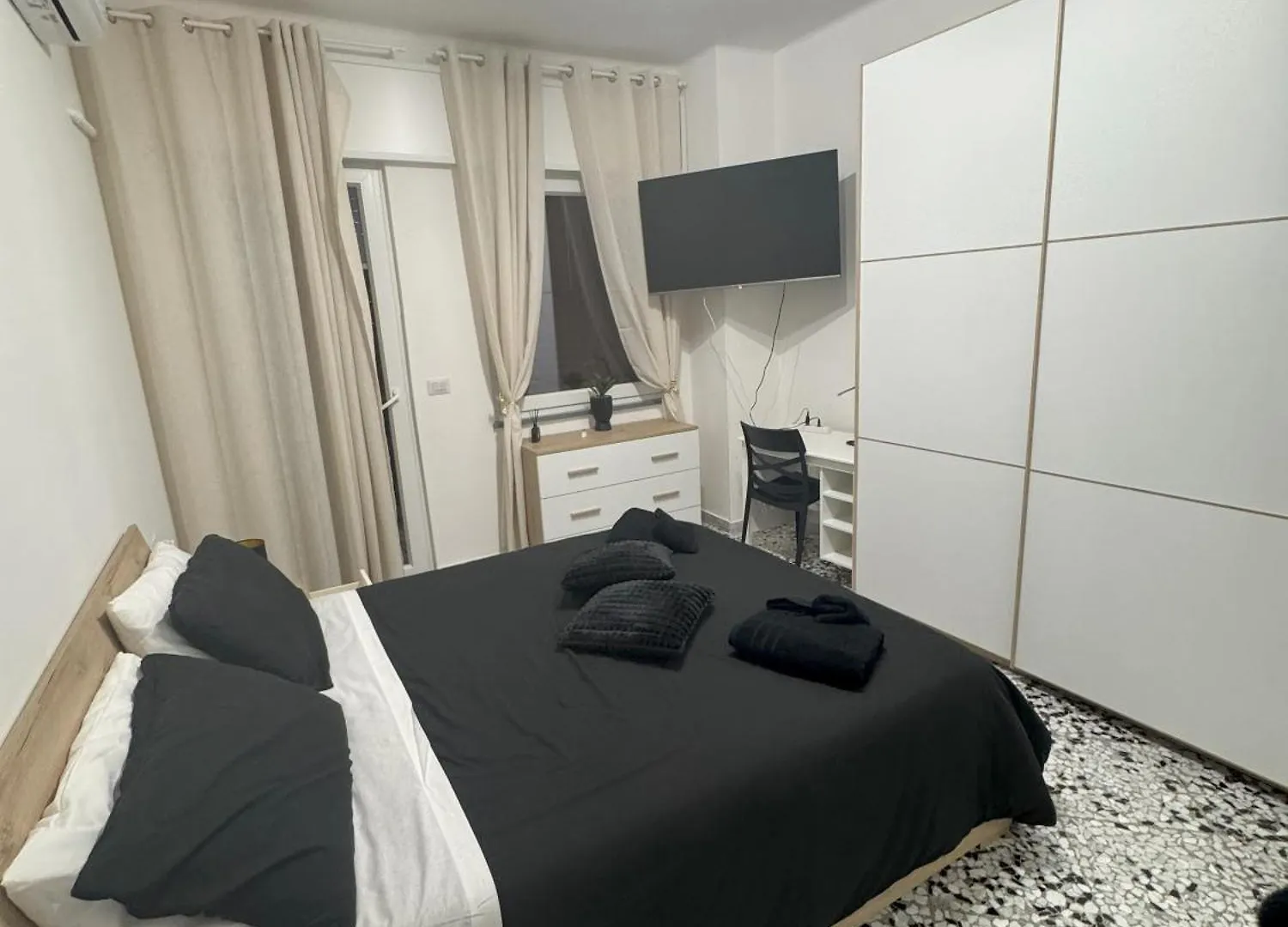 Black Angel Oak Apartment Bari