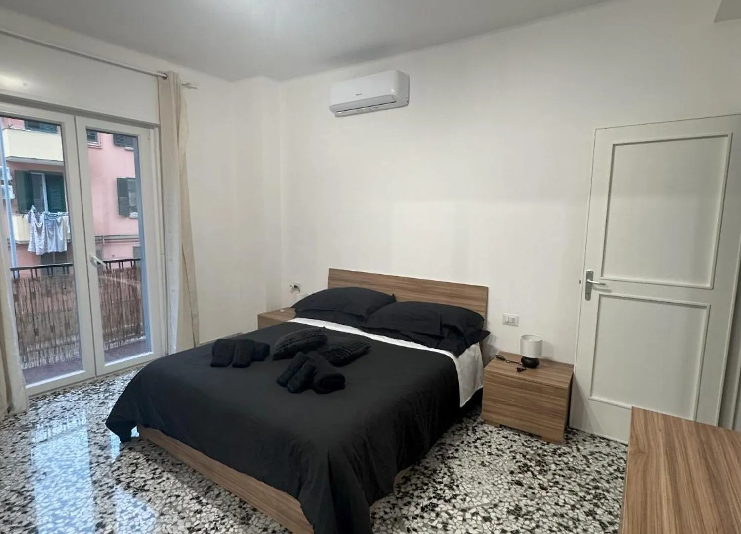 Black Angel Oak Apartment Bari