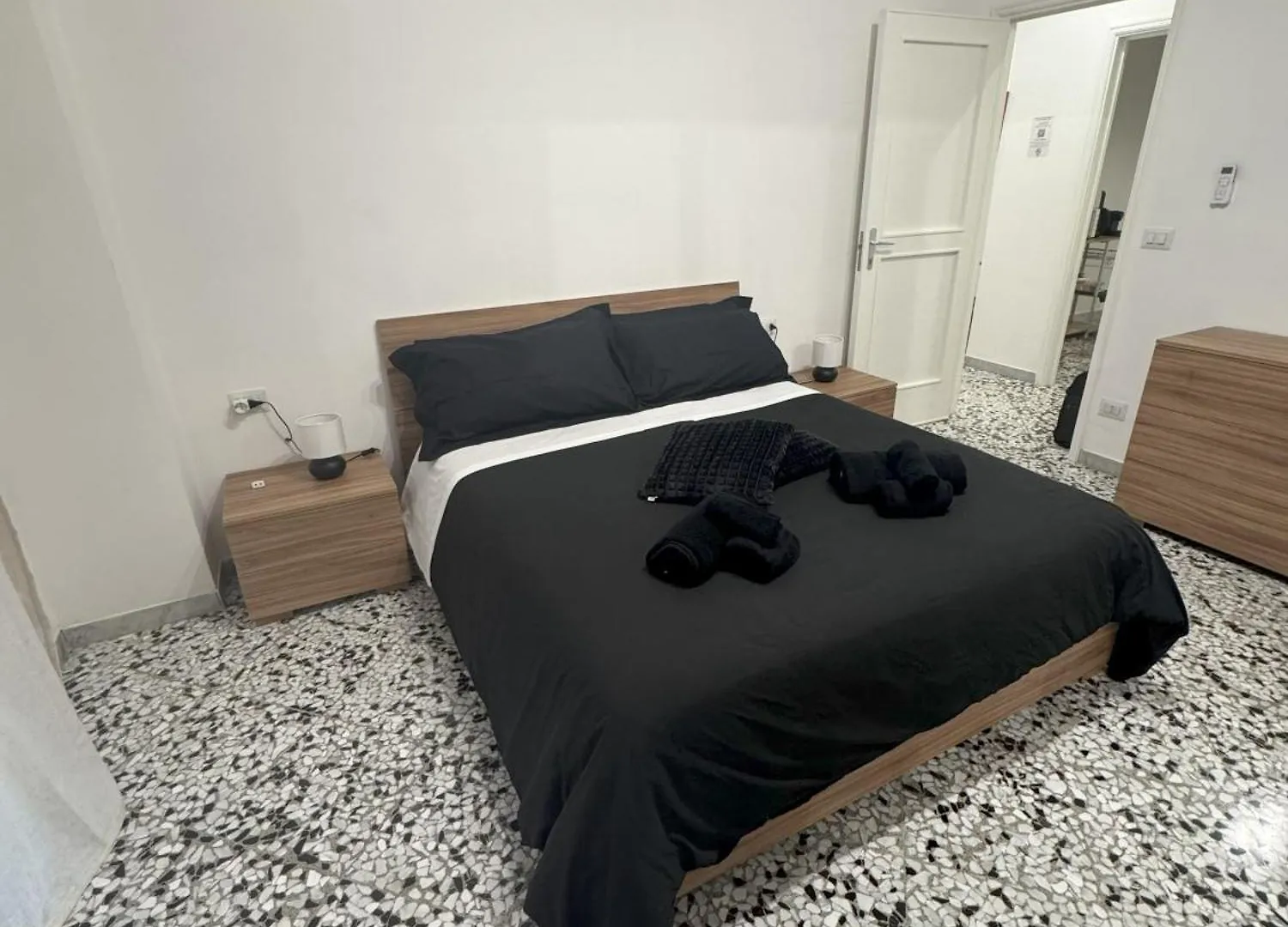 Black Angel Oak Apartment Bari
