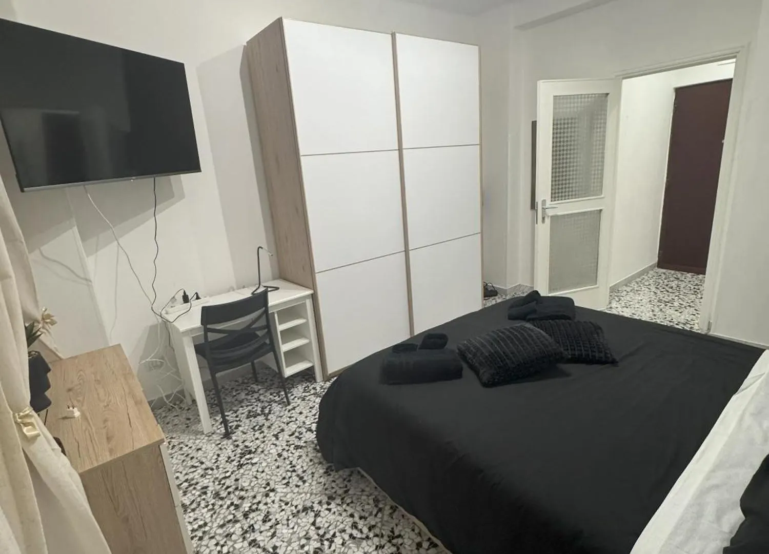 Black Angel Oak Apartment Bari