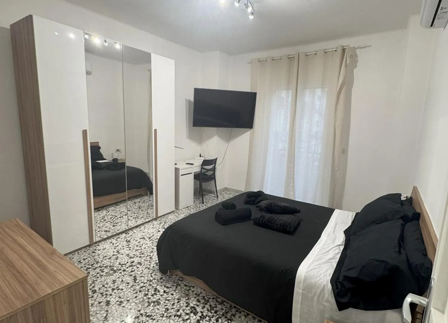 Black Angel Oak Apartment Bari