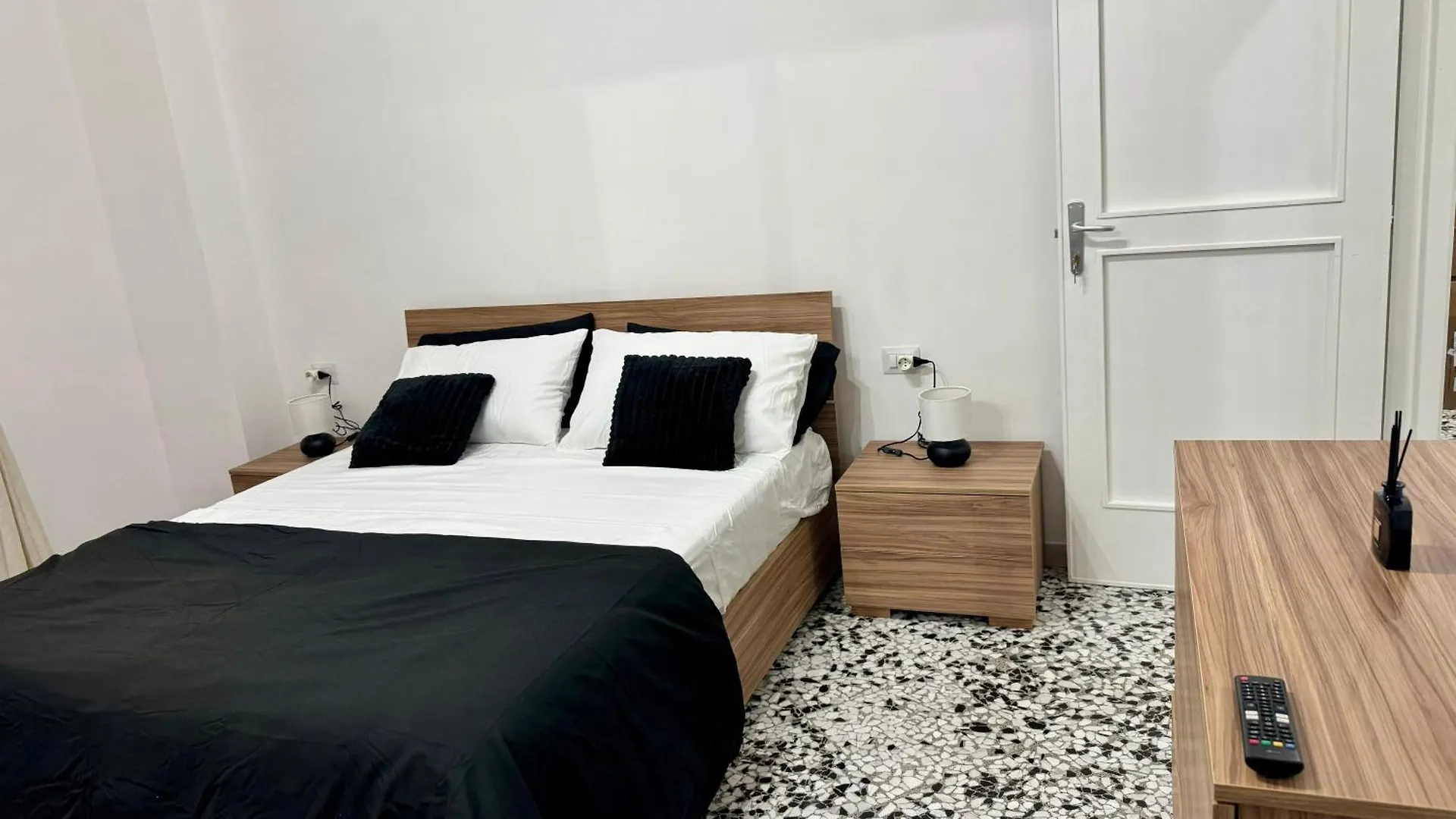 Black Angel Oak Apartment Bari