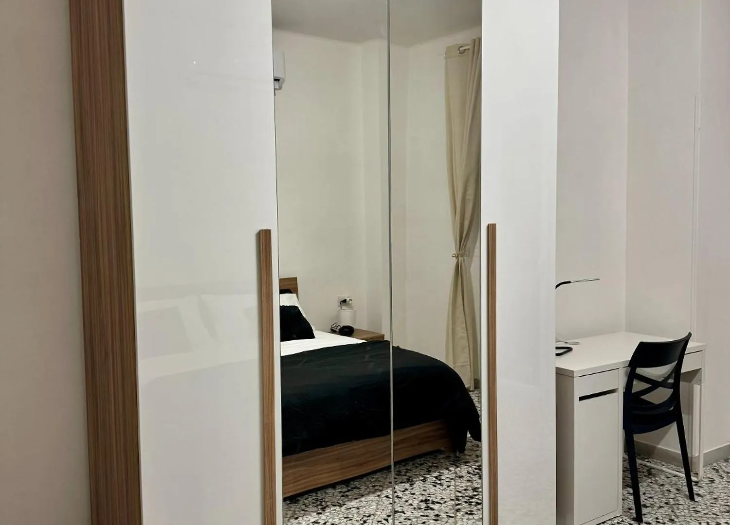 Black Angel Oak Apartment Bari